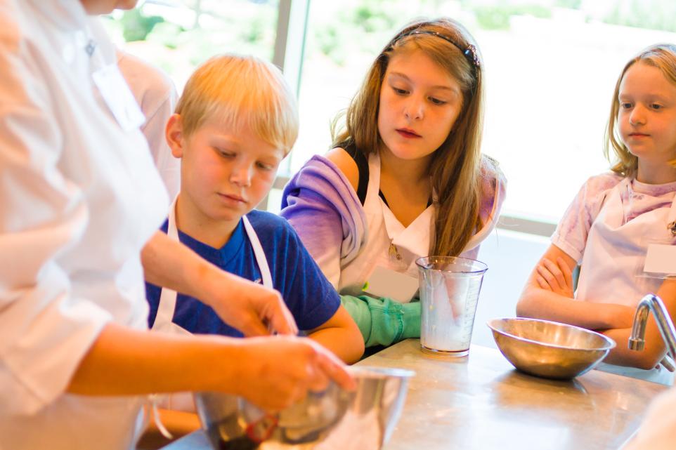 Children in mini master cooks workshop