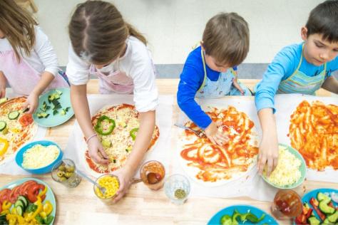 children making pizza